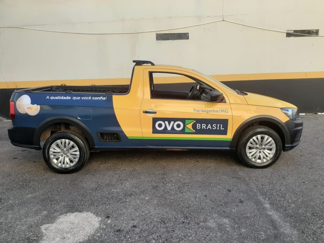 Caminhão da frota própria com a marca OVO Brasil em rota de entrega