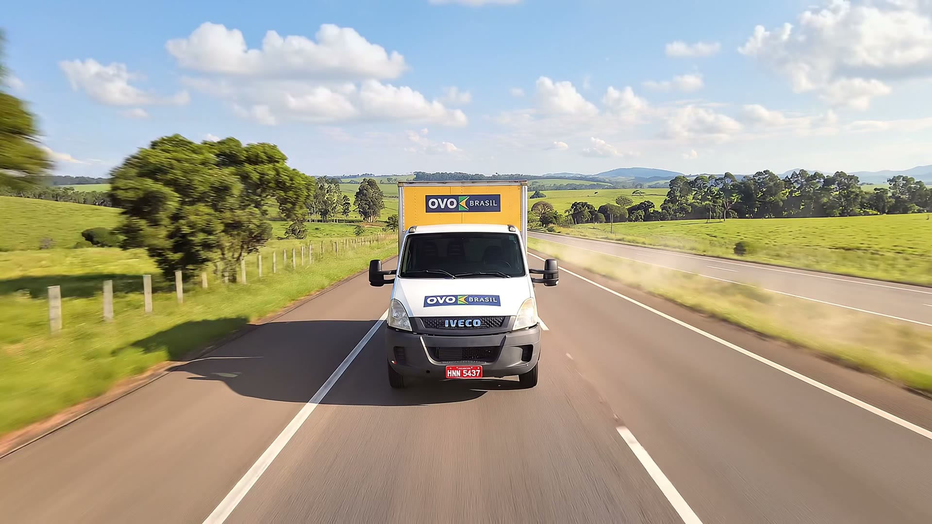 Caminhão da frota própria OVO Brasil em rota de entrega na estrada